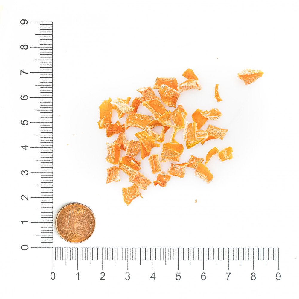 Krauterie Karotten-Chips geschnitten für Pferde, Detailaufnahme mit Maßstab