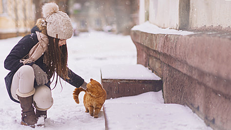 Frau mit Katze im Winter